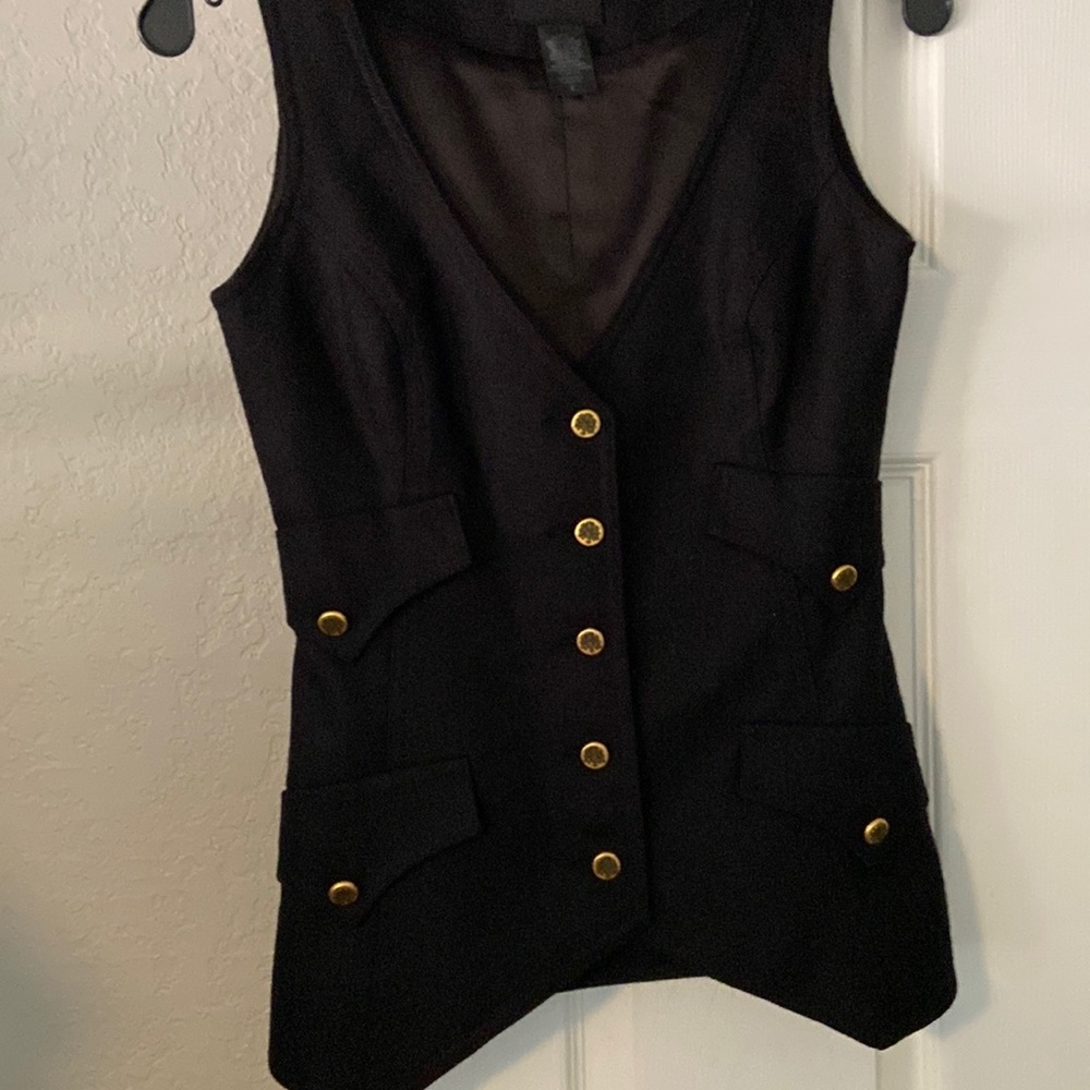 EUC Smythe black wool vest size 4, but realistically is a 0-2. Contours nicely.